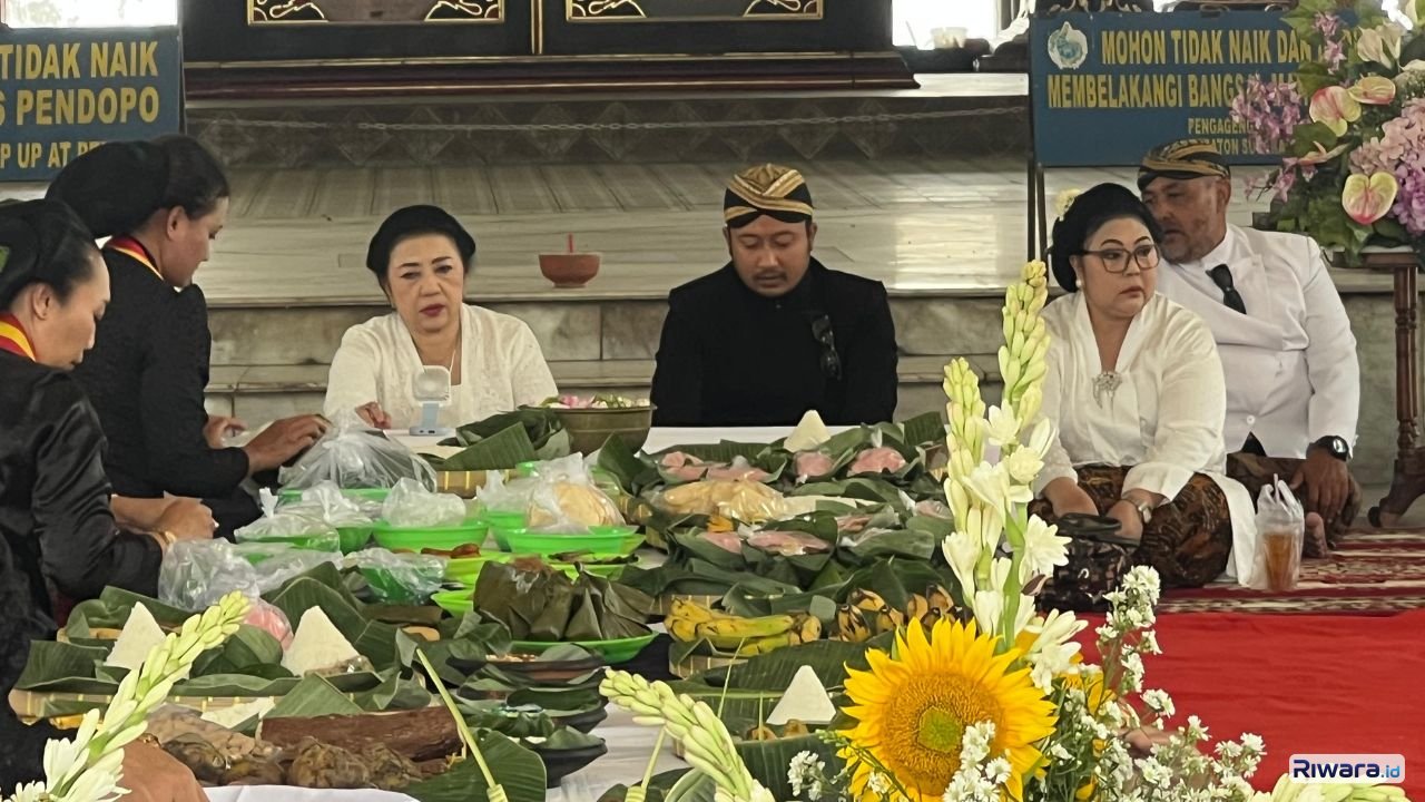 PB XIV bersama Pengageng Sasana Wilapa sekaligus Ketua LDA Karaton Surakarta Hadiningrat GKR Koes Moertiyah Wandansari atau Gusti Moeng saat memimpin upacara adat di Keraton Surakarta Hadiningrat
